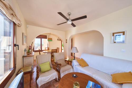 a living room with a couch and a ceiling fan at Rhea in San José