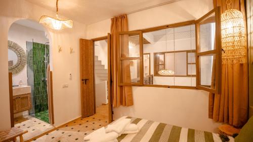 Et badeværelse på Riad Alaya by Maison Amellal