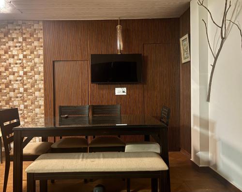 Et tv og/eller underholdning på Deodar Whispers - 2 to 3 bedroom private villa Chail Himachal