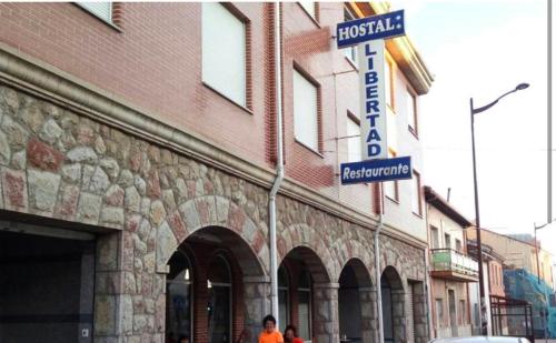 un panneau de rue devant un bâtiment dans l'établissement Hostal Libertad, à Villadangos del Páramo