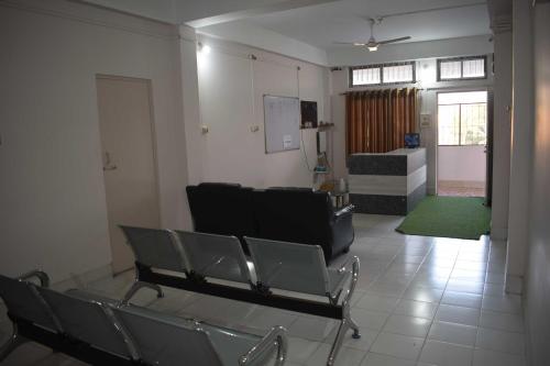 een woonkamer met stoelen en een bank. bij Hotel O SPRINGVILLA in Dispur