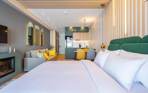 een slaapkamer met een wit bed en een woonkamer bij New Gudauri Atrium Apartments in Goedaoeri