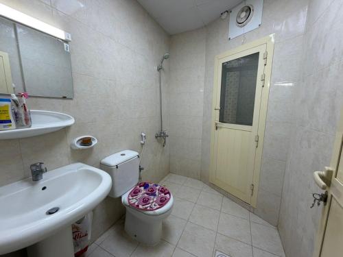 een badkamer met toilet en wastafel bij Shared Apartment Room with Private Washroom in Sharjah