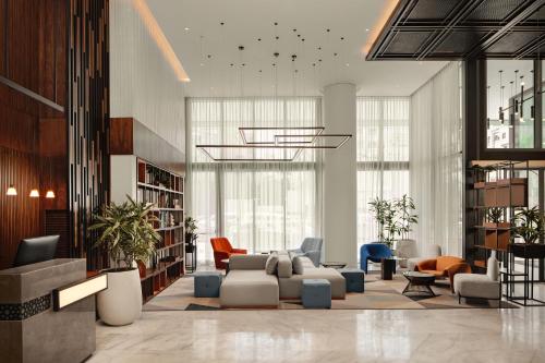 ein Wohnzimmer mit Couch und Stühlen in der Unterkunft Courtyard by Marriott Casablanca Downtown in Casablanca