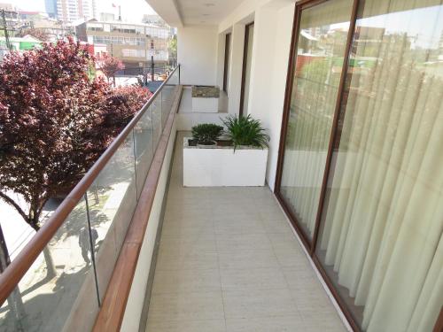 an empty balcony of a building with plants at Apart Hotel Uman in Concepción