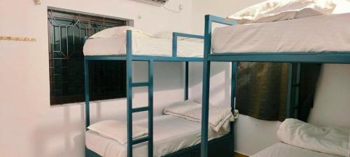 Een bed of bedden in een kamer bij The Lazy Turtle