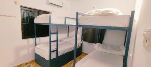 Een bed of bedden in een kamer bij The Lazy Turtle