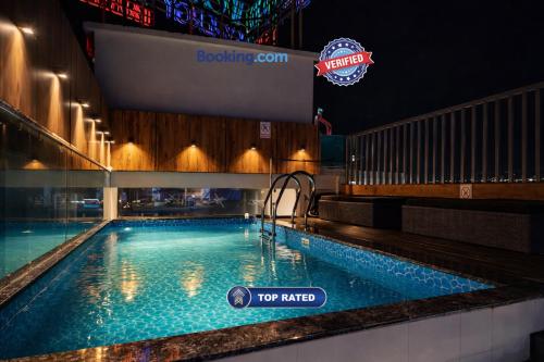 Swimmingpoolen hos eller tæt på Hotel Arnika Wormwood Premium Inn Near Sea Beach - Free Parking- Restaurant- Luxuaray Rooms - Prime Location- - Best Hotel