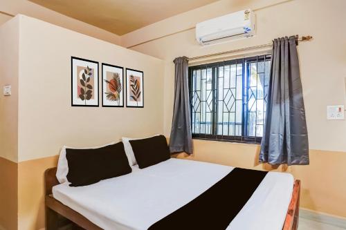 ein Schlafzimmer mit einem Bett und einem Fenster in der Unterkunft Hotel O Arambol Beach Formerly Hakuna Matata in Arambol