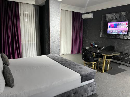 เตียงในห้องที่ Amber Hotel