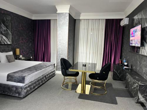เตียงในห้องที่ Amber Hotel