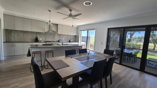 Køkken eller tekøkken på Silverwoods 17th Hole Retreat