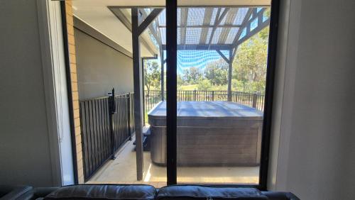 En eller flere senge i et værelse på Silverwoods 17th Hole Retreat