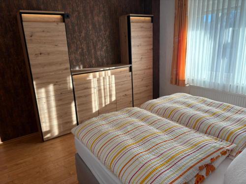 Giường trong phòng chung tại Gemütliche Ferienwohnung in der Lüneburger Heide