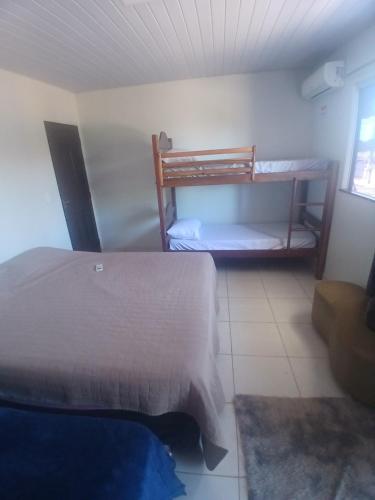 En eller flere senge i et værelse på Pousadas JC 5