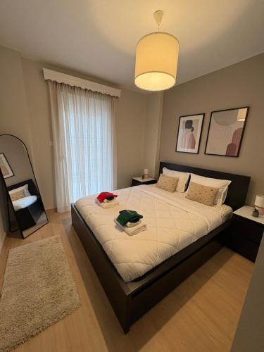 een slaapkamer met een groot bed en een groot raam bij G&M Home in Elassona