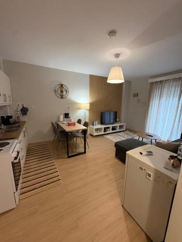 een keuken en een woonkamer met een tafel bij G&M Home in Elassona