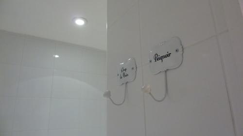 a room with a white wall with an electrical outlet at Studio meublé Centre ville in Bastia