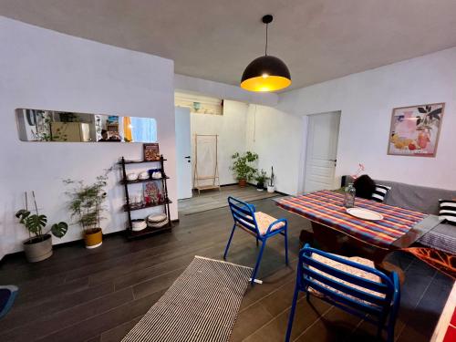 een woonkamer met een eettafel en stoelen bij Almadovarhouse in Makhinjauri