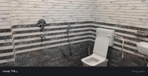een badkamer met toilet en wastafel bij Shree Radha Raman Palace in Ayodhya