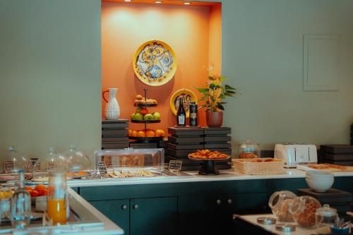 een keuken met een buffet met eten op een aanrecht bij Villa Duflot Hôtel & Spa Perpignan in Perpignan