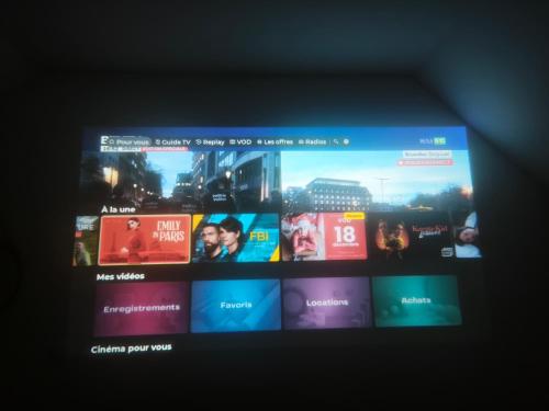 Ein Fernsehbildschirm mit einem Haufen Videos drauf. in der Unterkunft Entre Nantes & St Nazaire - Studio duplex à Savenay in Savenay