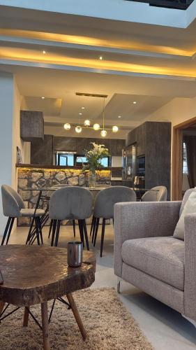 een woonkamer met een bank en een tafel bij LS maison de vacance in Roche Bois