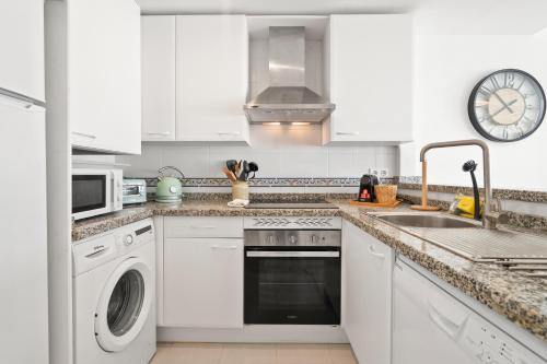 Lovely Beachfront Apartment in La Duquesa - RDR527