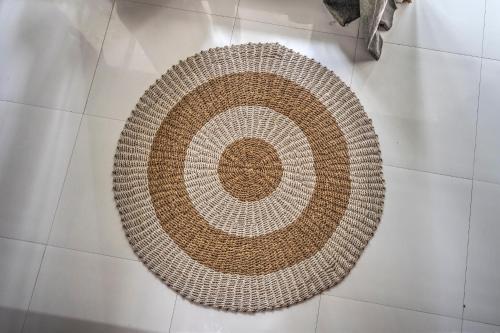 un cesto sul pavimento di una stanza di Villa iris Homestay a Uluwatu