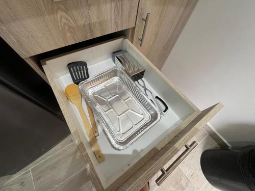 een doos met wat keukengerei erin bij Ukosi Brisa in Kloof