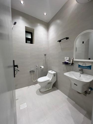 een badkamer met toilet en wastafel bij SUKN Qiddiya- Al Muzahimiyah in Riyad
