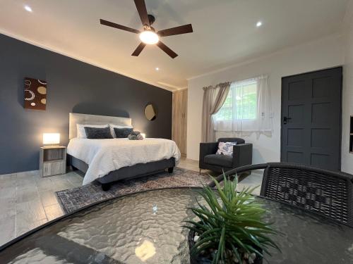 een slaapkamer met een bed en een plafondventilator bij Ukosi Brisa in Kloof
