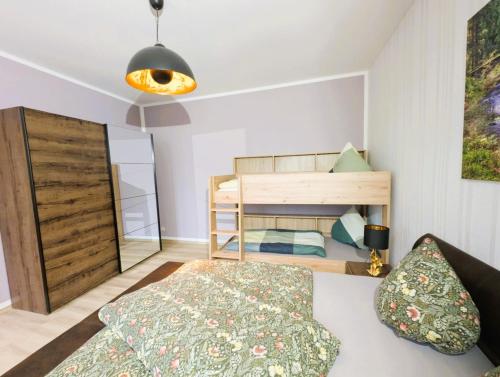 En eller flere senge i et værelse på 65m² Ferienwohnung zwischen Skiarena & Saunawelt