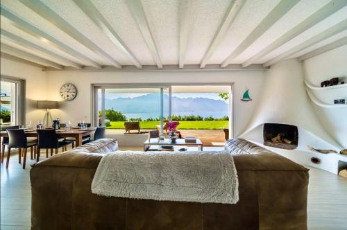 Posezení v ubytování Sunset House with gorgeous view of the lake