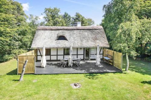 En have udenfor Forest House Near Ahl Beach