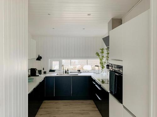 Nhà bếp/bếp nhỏ tại Cabin With Oslofjord View At Jeløya