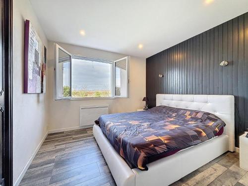 een slaapkamer met een bed en een raam bij Escale et Séjour in Lavaur