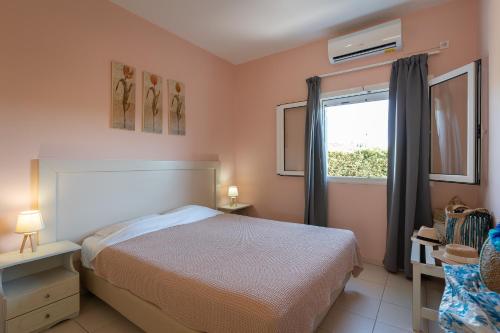 een slaapkamer met een bed en een raam bij Dion Zois in Finikounta