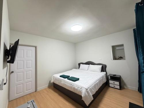 une chambre avec un lit et une télévision dans l'établissement Greenview Room and Restaurant, 