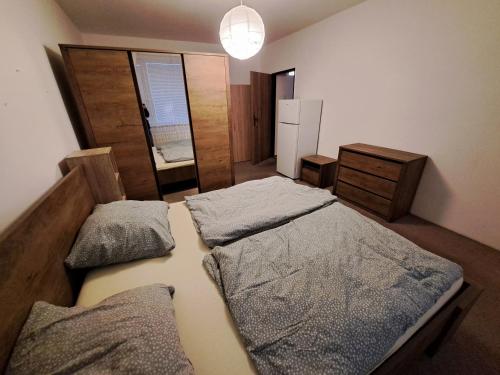 En eller flere senge i et værelse på Ubytovňa Šurany