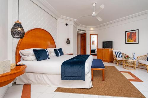 ein Schlafzimmer mit einem großen Bett und ein Wohnzimmer in der Unterkunft Marina Smir Hotel & Spa in Mʼdik