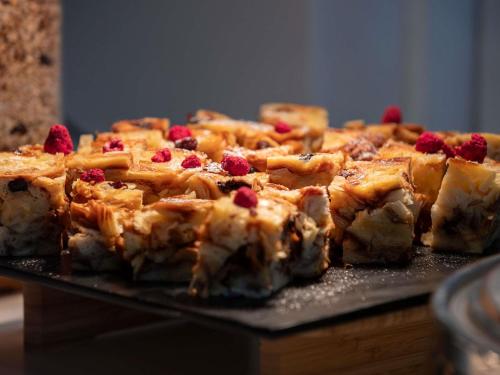 Gros plan d'un gâteau dans une poêle dans l'établissement Mercure Sydney Manly Warringah, à Sydney