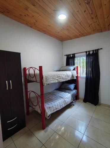 - 2 lits superposés dans une chambre avec plafond dans l'établissement Canaña Los Comechingones, à Santa Rosa de Calamuchita
