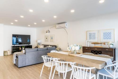 un soggiorno con un tavolo e un divano di LUX House a Ponta Delgada