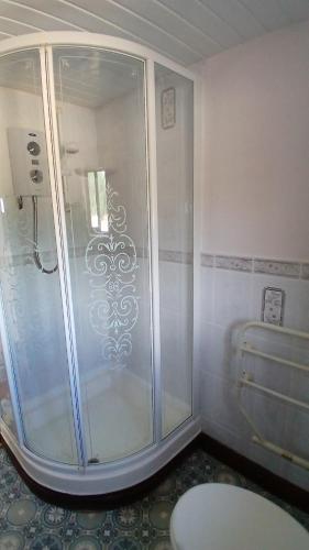 Et badeværelse på Hazel Cottage, Frithelstock