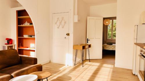 ein Wohnzimmer mit Sofa und Tisch in der Unterkunft Dréo - Spacieux avec terrasse in Brignoles