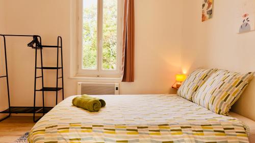 ein Schlafzimmer mit einem Bett, einem Stuhl und einem Fenster in der Unterkunft Dréo - Spacieux avec terrasse in Brignoles