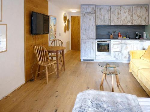 Bright studio with balcony & view to the Matterhorn