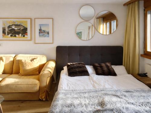 Bright studio with balcony & view to the Matterhorn
