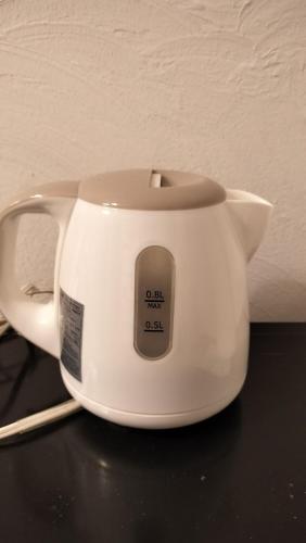 a toaster sitting on top of a table at 102個室元芸者の隠れ宿湯河原 in Yugawara